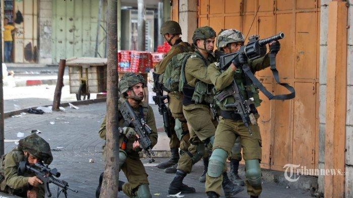 Tentara Israel membidik selama bentrokan dengan pengunjuk rasa Palestina menyusul demonstrasi untuk mengecam 