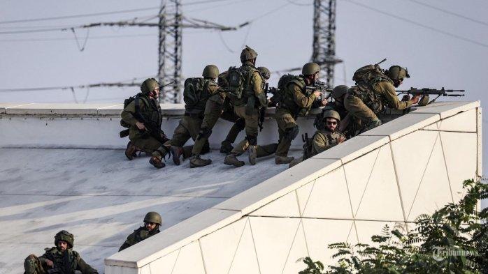 Tentara Israel mengambil posisi di dekat kota selatan Sderot pada 8 Oktober 2023. Meningkatnya kekerasan antara Israel dan Hamas telah menewaskan hampir 1.000 orang sejak pejuang Palestina melancarkan serangan mendadak besar-besaran, kata para pejabat pada Minggu, seperti yang diperingatkan oleh Perdana Menteri Benjamin Netanyahu tentang a perang yang 