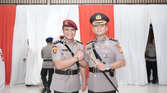 AKBP Dauglas Mahendrajaya Kapolres Maros (kanan) bersama AKBP Awaludin Amin eks Kapolres Maros saat serah terima jabatan