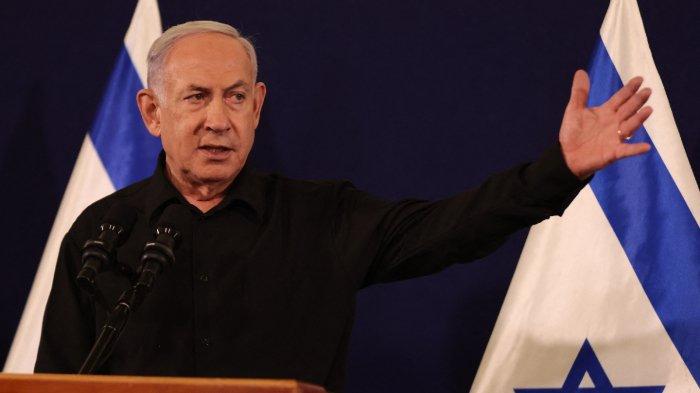 Perdana Menteri Israel Benjamin Netanyahu berbicara selama konferensi pers di pangkalan militer Kirya di Tel Aviv pada 28 Oktober 2023 di tengah pertempuran yang sedang berlangsung antara Israel dan kelompok Palestina Hamas. Netanyahu mengatakan pada tanggal 28 Oktober bahwa pertempuran di Jalur Gaza akan berlangsung 