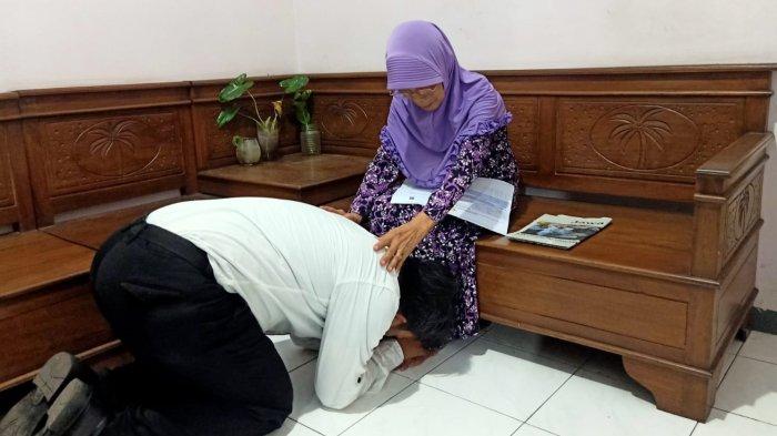 Agus Widanarko dan ibunya, Sumarsi.