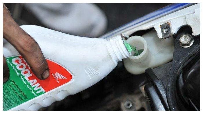 Mengecek air radiator diperlukan supaya mesin tidak mengalami panas berlebihan atau overheat.