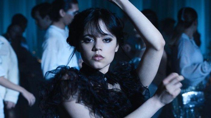 Aktris Jenna Ortega sebagai Wednesday Addams dalam serial Wednesday Addams