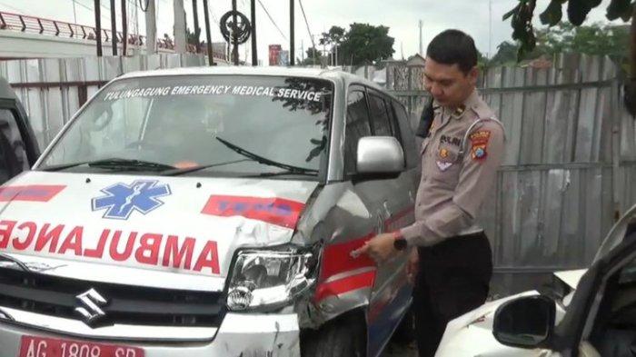 Ambulans yang membawa delapan pegawai puskesmas Kedungwaru, Tulungagung, Jawa Timur mengalami kecelakaan, Kamis (18/04/2024)