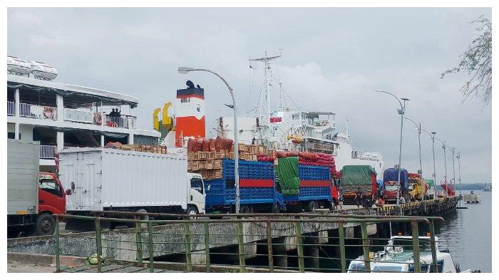 Antrean kendaraan terlihat saat akan memasuki kapal di Pelabuhan Merak, Banten.