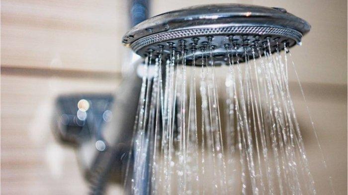 Ilustrasi mandi. Apakah Sengaja Mandi di Siang Hari Bisa Membatalkan Puasa ? Ini Penjelasan dan Hukumnya