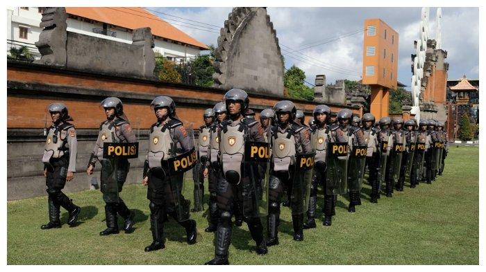 Personel Kepolisian Republik Indonesia mengadakan simulasi pengamanan KTT WWF ke-10 yang akan diselenggarakan di Bali.