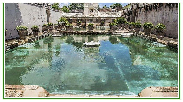 Kolam yang berada di tengah area Taman Sari.