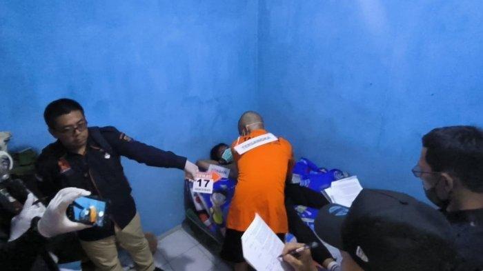 Argiyan Arbirama (20) tersangka pemerkosa dan pembunuh mahasiswi sekaligus kekasihnya, KRA (20) menjalani rekonstruksi di lokasi di kawasan Sukmajaya, Depok, Jawa Barat, Selasa (23/11/2024).