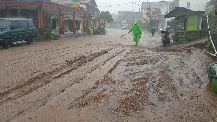 Banjir bandang menerjang Kota Batu di Jawa Timur, setelah hujan dengan intesitas tinggi mengguyur wilayah hulu Daerah Aliran Sungai (DAS) Brantas yang berada di lereng Gunung Arjuno, Kamis (4/11/2021), pada pukul 14.00 WIB.
