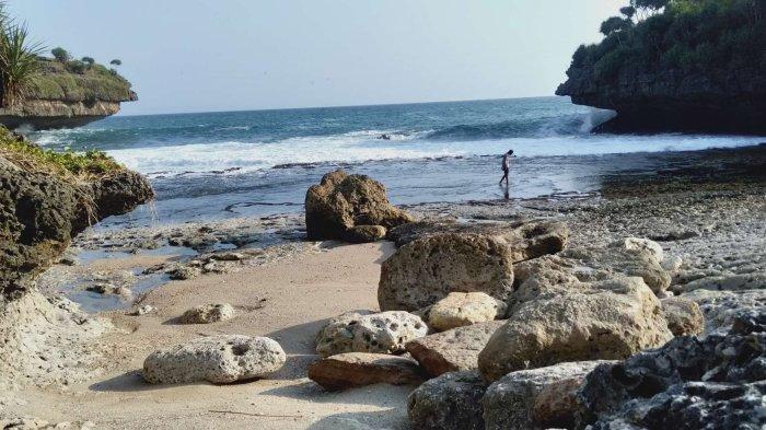 Pantai Mboyo banyak memiliki batu karang