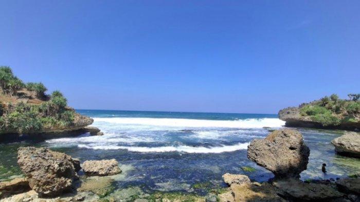 Pantai Mbuluk memiliki pasir putih berpadu dengan batu karang