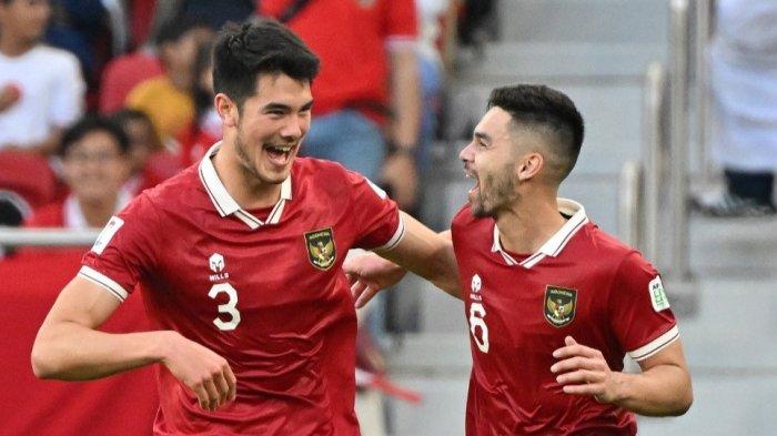 Bek Indonesia #06 Sandy Walsh merayakan dengan beknya #03 Elkan Baggott setelah bek tersebut mencetak gol pertama timnya pada pertandingan sepak bola Grup D Piala Asia AFC 2023 Qatar antara Jepang dan Indonesia di Stadion al-Thumama di Doha pada 24 Januari 2024.