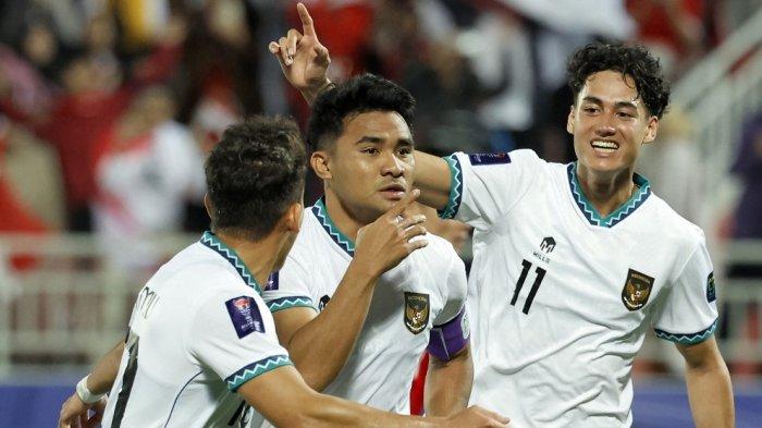 Bek Indonesia #14 Asnawi Mangkualam (tengah) melakukan selebrasi usai mencetak gol pertama timnya dari titik penalti pada pertandingan sepak bola Grup D Piala Asia AFC 2023 Qatar antara Vietnam dan Indonesia di Stadion Abdullah bin Khalifa di Doha pada 19 Januari 2024.