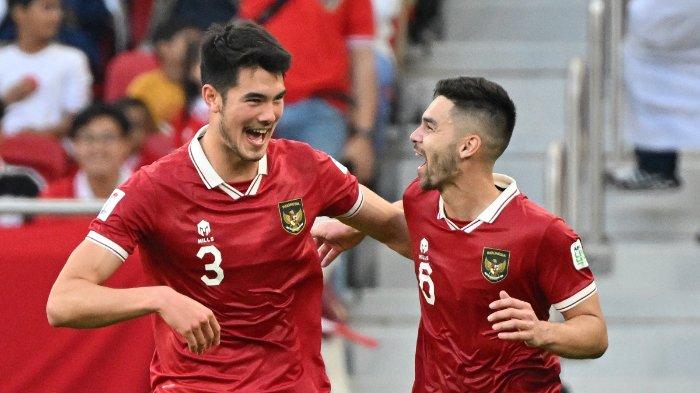 Bek Indonesia #06 Sandy Walsh merayakan dengan beknya #03 Elkan Baggott setelah bek tersebut mencetak gol pertama timnya pada pertandingan sepak bola Grup D Piala Asia AFC 2023 Qatar antara Jepang dan Indonesia di Stadion al-Thumama di Doha pada 24 Januari 2024.