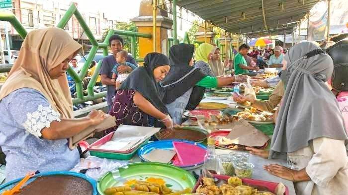 Warga Kota Mataram, Nusa Tenggara Barat berburu takjil di hari puasa pertama.