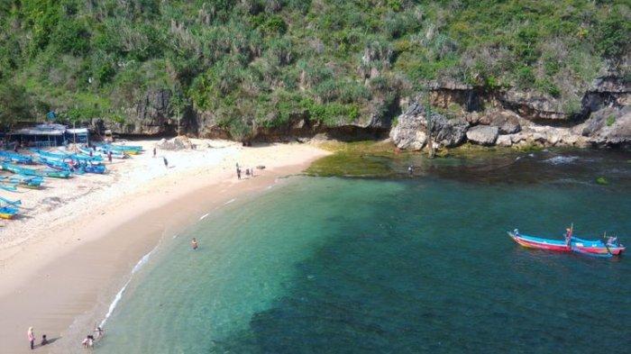 Air laut di Pantai Gesing yang tampak berwarna biru muda dan biru tua