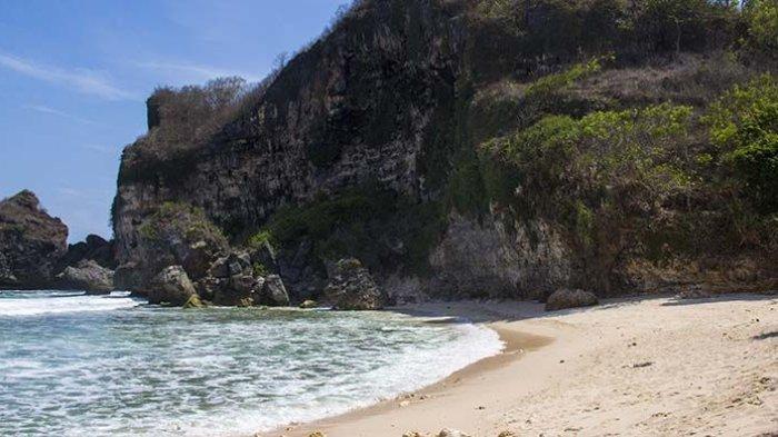 Air laut yang biru dan jernih semakin membuat Pantai Krokoh terlihat indah