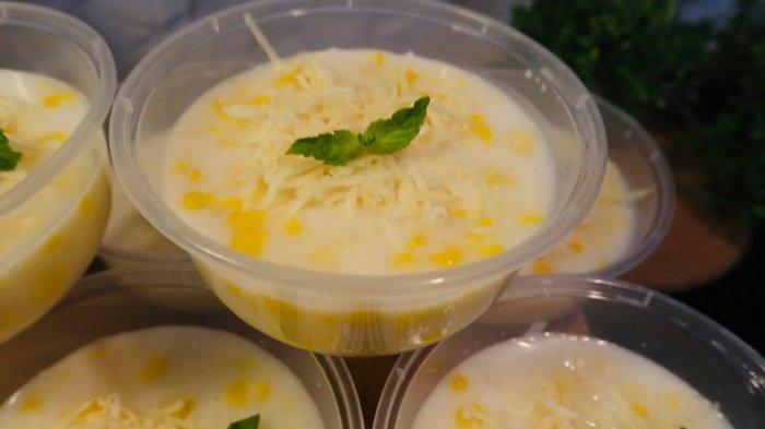 Menu takjil unik yang cocok disantap saat cuaca dingin yakni bubur jagung keju