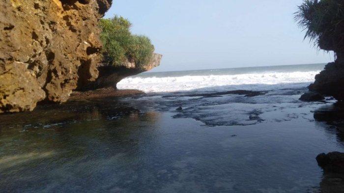Bukit Kapur yang membentang di kanan kiri Pantai Dadap Ayam
