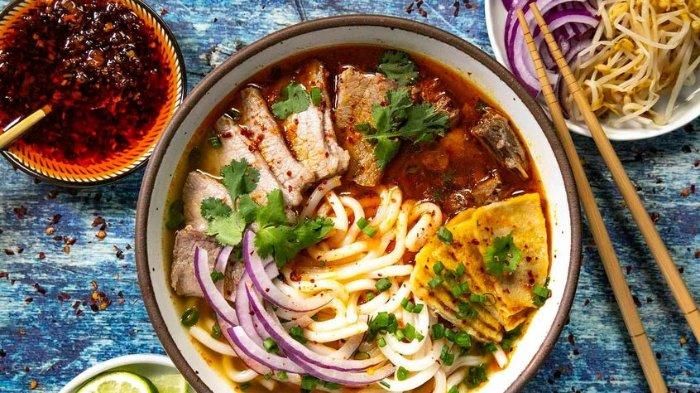 Bun Bo Hue (Sup Mie Daging Sapi Pedas)