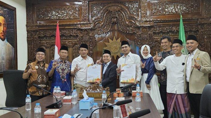 Cagub-Cawagub Jateng Ahmad Luthfi dan Gus Yasin menyambangi kantor PWM Jawa Tengah di Semarang, Selasa (3/9/2024) malam.