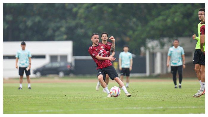 Pemain naturalisasi Calvin Verdonk mengikuti latihan bersama punggawa Garuda.