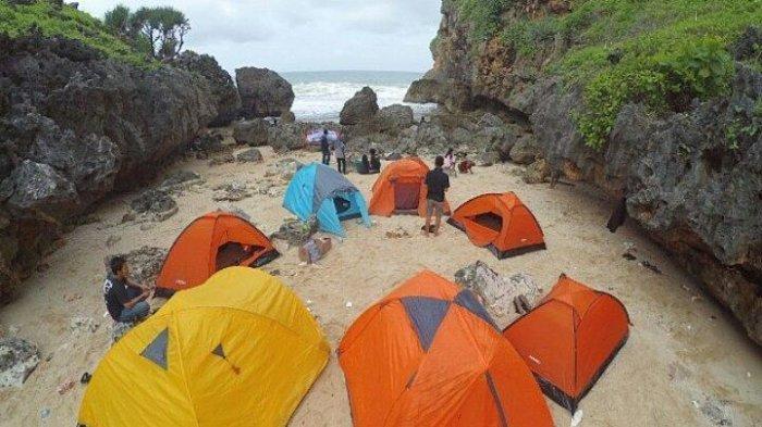 Sejumlah wisatawan tengah bercamping di Pantai Mbirit
