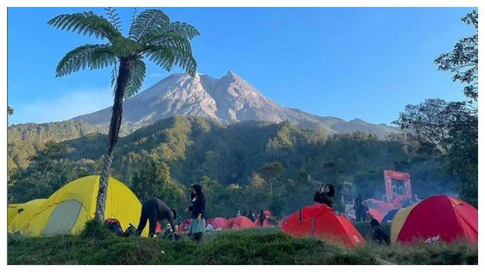 Camping ground Bukit Klangon dengan view Gunung Merapi.