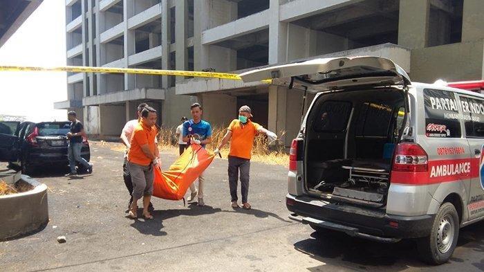 Petugas melakukan evakuasi terhadap jenazah Caroline Angelica, mahasiswi Fakultas Keokteran Hewan (FKH) Unair yang ditemukan meninggal dunia di dalam mobil di kawasan Waru, Sidoarjo, Minggu (5/11/2023).