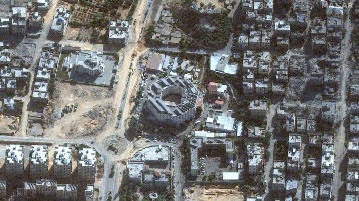 Gambar satelit handout yang dirilis Maxar Technologies pada 12 November 2023 menunjukkan kerusakan di sekitar Rumah Sakit Indonesia di Beit Lahia di Jalur Gaza. Lebih dari 10.000 orang telah tewas dalam pemboman Israel yang tiada henti di Jalur Gaza, menurut kementerian kesehatan yang dikelola Hamas, sejak perang meletus setelah militan Palestina menyerbu Israel selatan pada tanggal 7 Oktober dan menewaskan sedikitnya 1.200 orang, menurut angka resmi Israel.