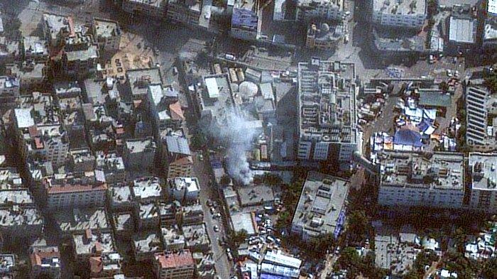 Gambar satelit yang dirilis oleh Maxar Technologies pada 12 November 2023, menunjukkan kerusakan di sekitar Rumah Sakit Shifa di distrik al-Rimal Kota Gaza. Lebih dari 10.000 orang telah tewas dalam pemboman Israel yang tiada henti di Jalur Gaza, menurut kementerian kesehatan yang dikelola Hamas, sejak perang meletus setelah militan Palestina menyerbu Israel selatan pada tanggal 7 Oktober dan menewaskan sedikitnya 1.200 orang, menurut angka resmi Israel.