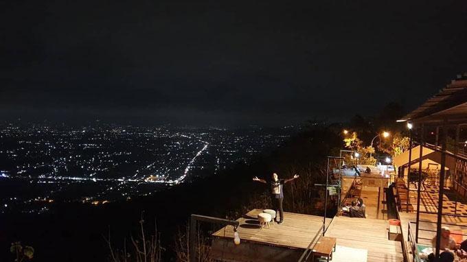Wisata watu amben menjadi spot favorit menyaksikan city light dari ketinggian