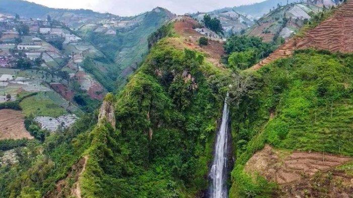 Ilustrasi Curug Trocoh di Temanggung, Jawa Tengah.