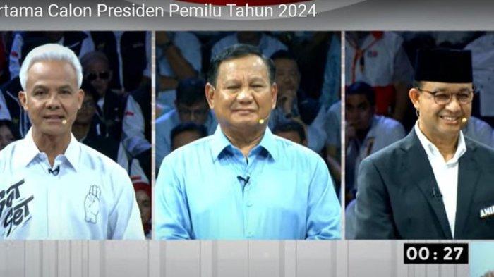 Interaksi di antara para capres, Anies Baswedan, Prabowo Subianto, Ganjar Pranowo pada debat perdana yang diselenggarakan Komisi Pemilihan Umum (KPU), Selasa (12/12/2023).