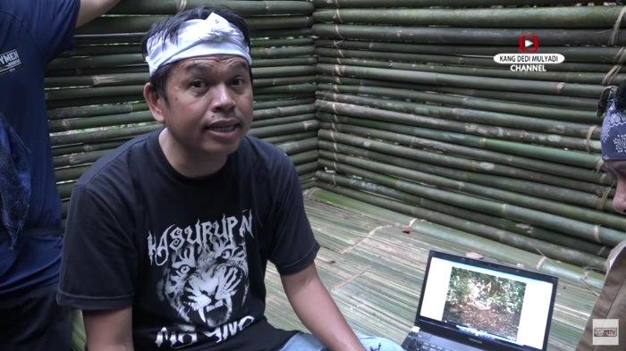 Dedi Mulyadi mengecek hasil kamera trap yang dipasangnya di Gunung Sanggabuana, Karawang, Jawa Barat.