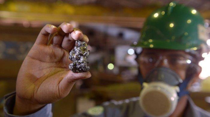 Salah satu pekerja di pabrik feronikel Antam di Pomalaa menunjukan feronikel