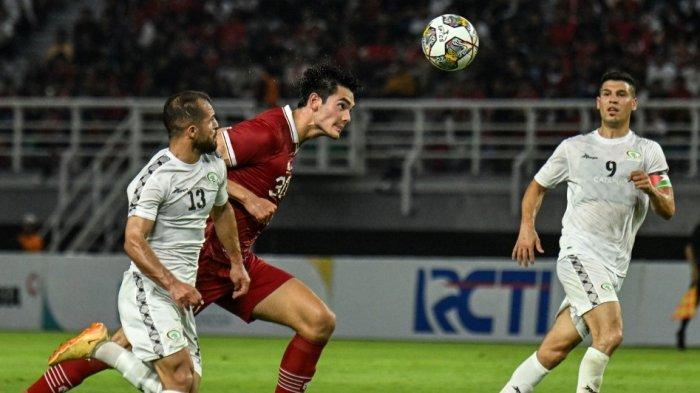 Elkan William Tio Baggot dari Indonesia dan Mahmoud Nasser (kiri) dari Palestina berebut bola saat pertandingan sepak bola persahabatan internasional antara Indonesia dan Palestina di Stadion Gelora Bung Tomo di Surabaya pada 14 Juni 2023.