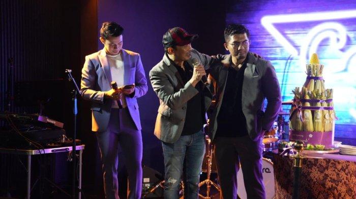 Eric Wicaksono (kanan) dalam meluncurkan lounge Candy Super Lounge milik Dinar Candy, pekan lalu