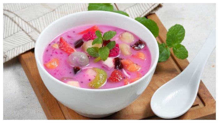 Es Buah menjadi menu favorit untuk berbuka puasa.