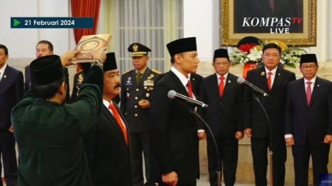 Presiden Joko Widodo (Jokowi) melantik Hadi Tjahjanto sebagai Menko Polhukam dan Agus Harimurti Yudhoyono (AHY) sebagai Menteri ATR/BPN di Istana Merdeka, Rabu (21/2/2024).
