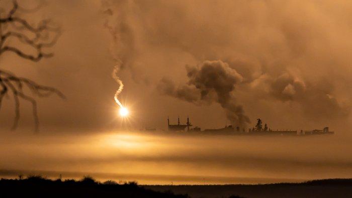 Gambar yang diambil dari perbatasan Israel dengan Jalur Gaza pada 2 November 2023 ini menunjukkan pemboman Israel di Jalur Gaza, di tengah pertempuran yang sedang berlangsung antara Israel dan gerakan Hamas Palestina.