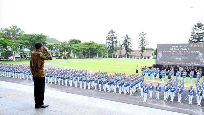 Presiden Joko Widodo (Jokowi) saat meresmikan Graha Utama Akademi Militer (Akmil) di Kabupaten Magelang, Provinsi Jawa Tengah, pada Senin (29/01/2024). Dalam sambutannya, Presiden Jokowi mengatakan bahwa pembangunan fasilitas tersebut akan mendorong pembelajaran di Akmil menjadi semakin baik. (Foto: BPMI Setpres/Kris)
