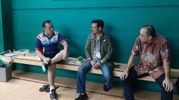 Foto yang memperlihatkan Ketua KPK Firli Bahuri bertemu dengan Menteri Syahrul Yasin Limpo. Ada orang lain yang berada di dekat keduanya.