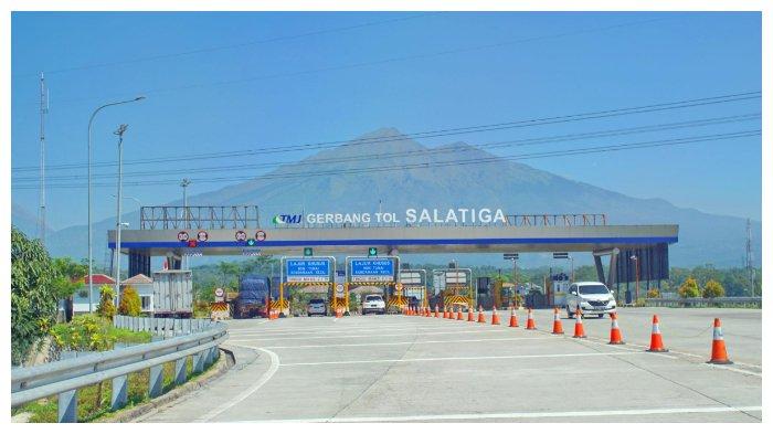 Gerbang Tol Salatiga menjadi daya tarik pengguna Jalan Tol dengan view Gunung Merbabu.