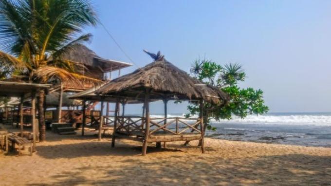 Pengunjung dapat menikmati angin sepoi-sepoi di Pantai Somandeng dari Gazebo yang ada dekat pantai