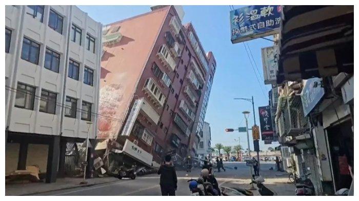 Sebuah bangunan tampak miring usai gempa bumi magnitudo 7,2 mengguncang Taiwan pada Rabu (3/4/2024).