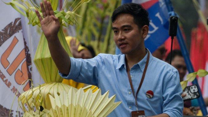 Calon wakil presiden sekaligus petahana Wali Kota Solo Gibran Rakabuming Raka yang juga putra Presiden Joko Widodo menyapa para pendukungnya saat mendaftar di KPU di Jakarta, 25 Oktober 2023.