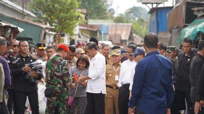 Gubernur Kalimantan Tengah (Kalteng) bersama Presiden Jokowi melakukan peninjauan harga di Pasar Pata, Kabupaten Katingan, Rabu (26/6/2024)