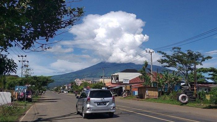 Gunung Dempo terlihat mengalami erupsi